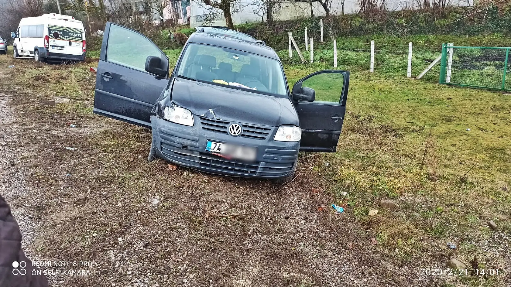 Çarpışan iki araç yoldan çıktı