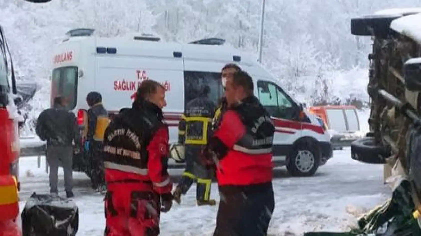 işçi servisi devrildi, 11 kişi yaralandı