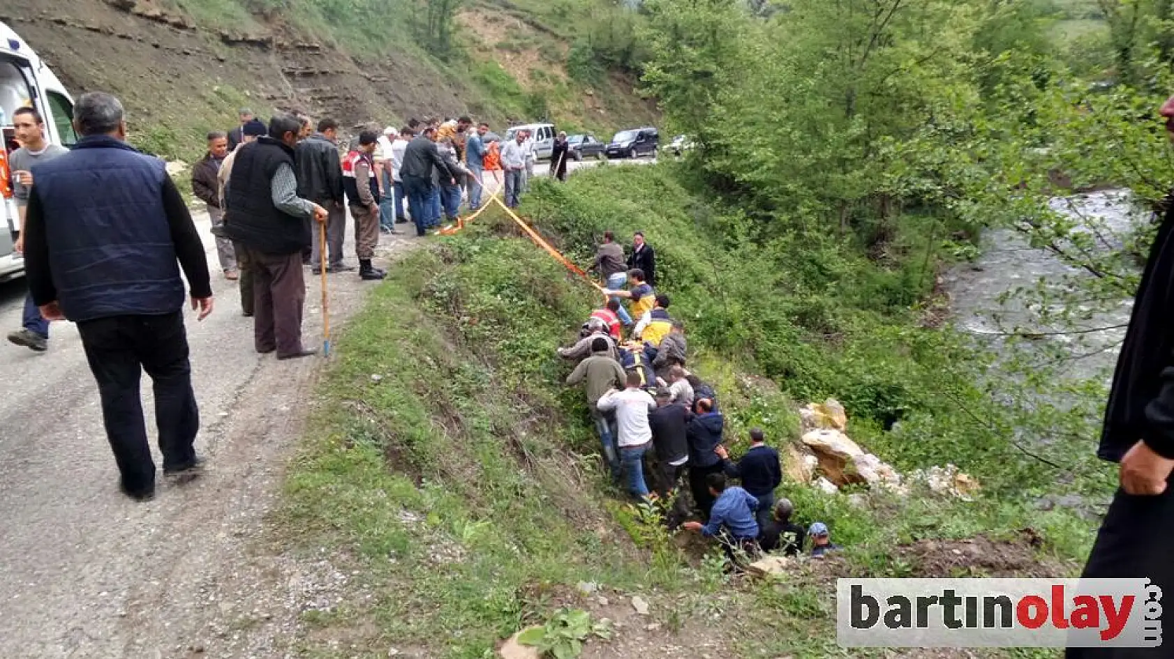 Otomobil uçuruma yuvarlandı