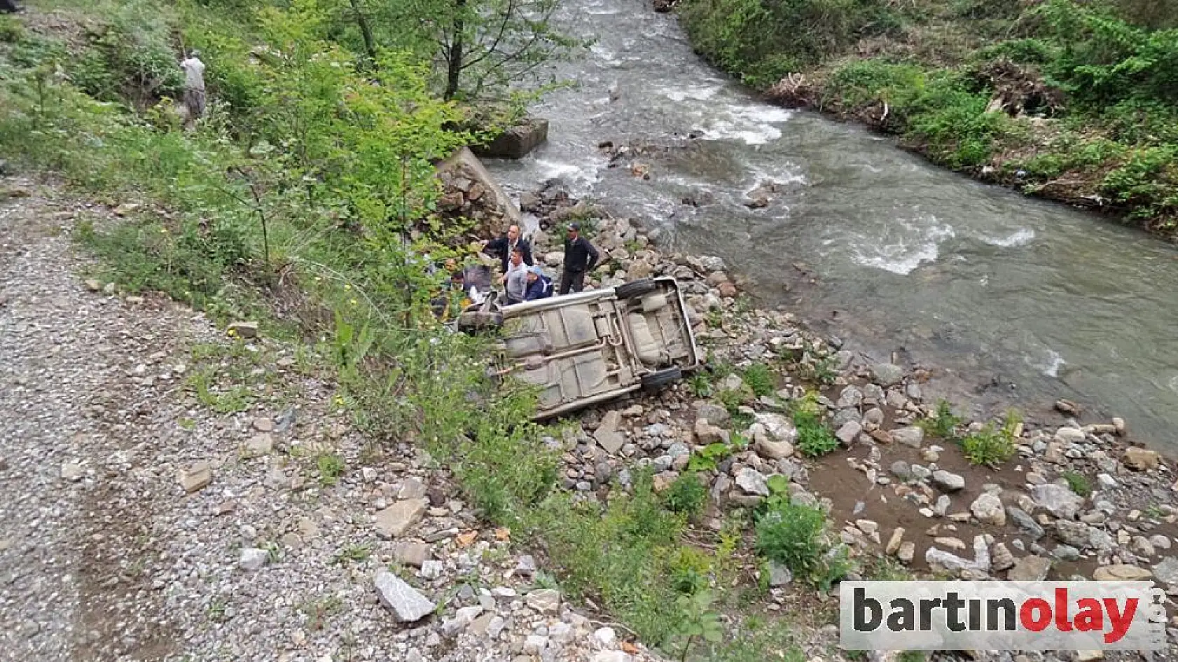 Otomobil uçuruma yuvarlandı