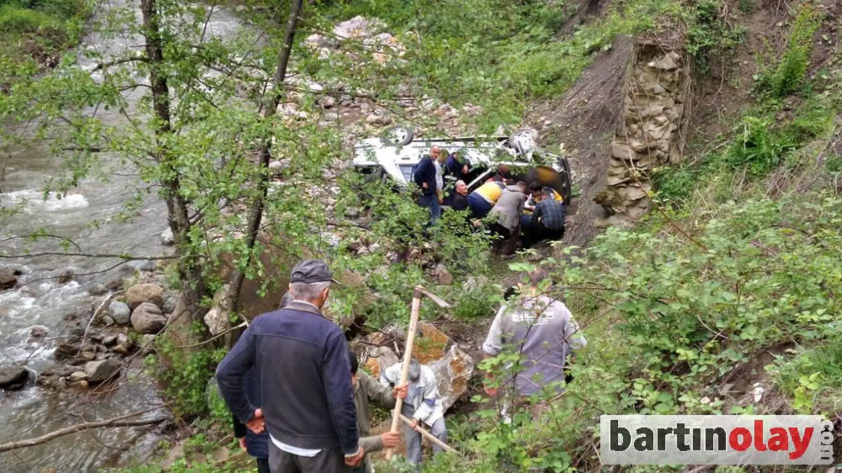 Otomobil uçuruma yuvarlandı