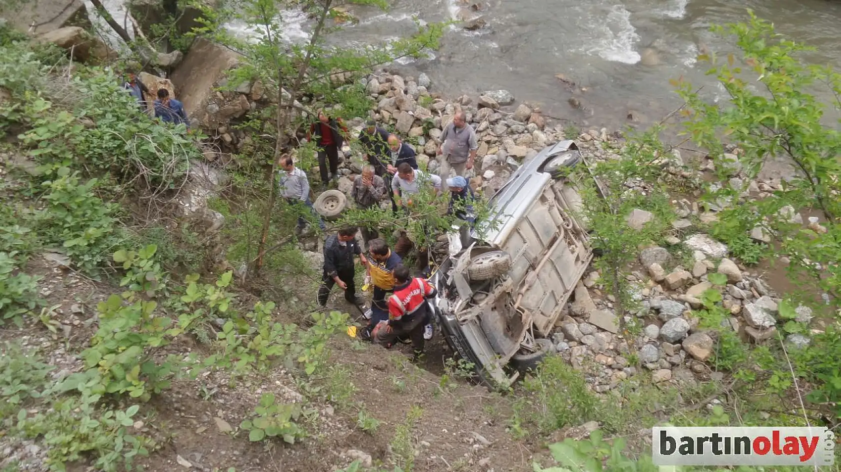Otomobil uçuruma yuvarlandı