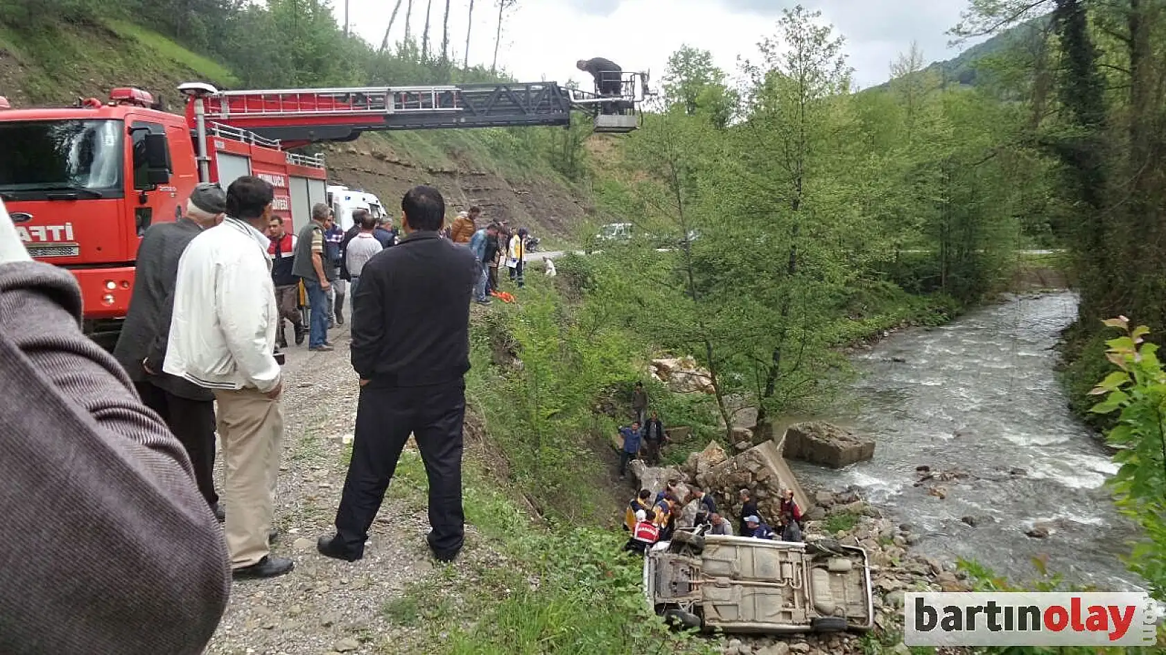 Otomobil uçuruma yuvarlandı