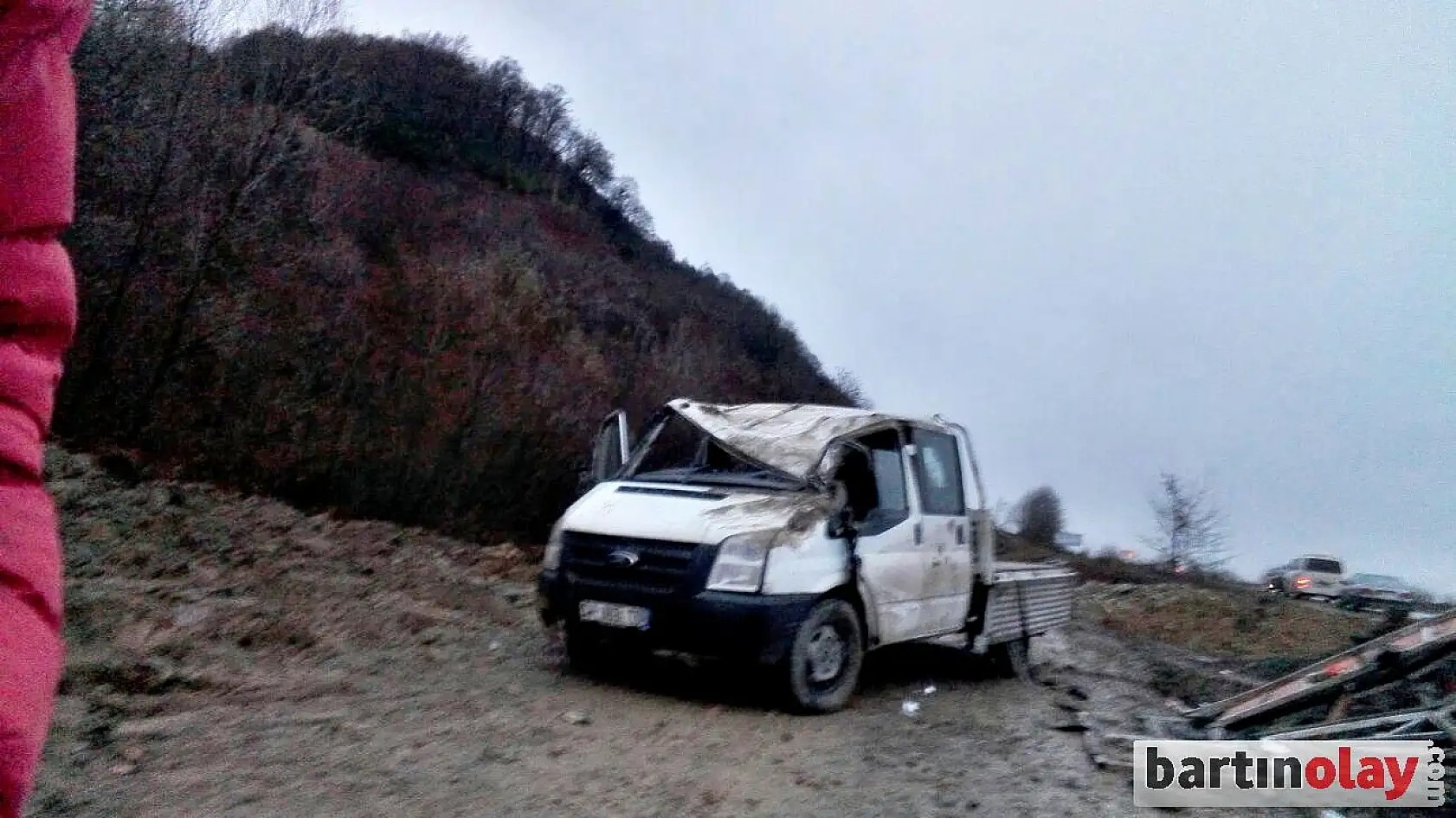 Yoldan çıkan kamyonet takla attı
