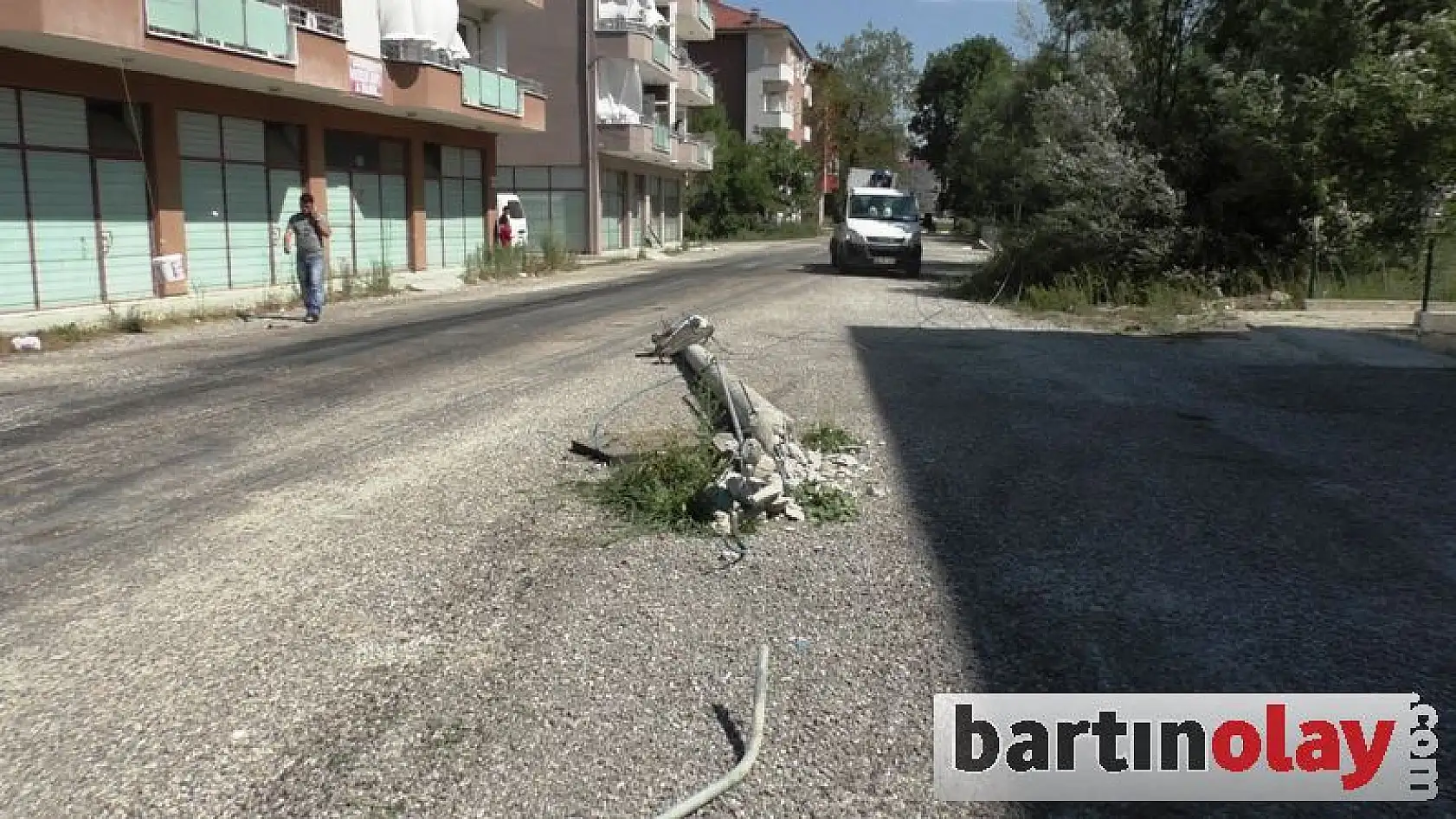 Kamyon Elektrik Direğine Çarptı