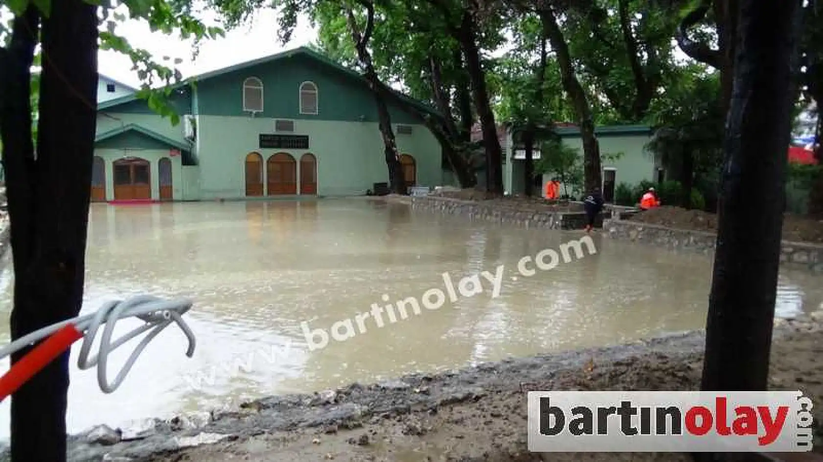 BARTIN GÖK GÜRÜLTÜLÜ SAĞANAK YAĞMURLA UYANDI