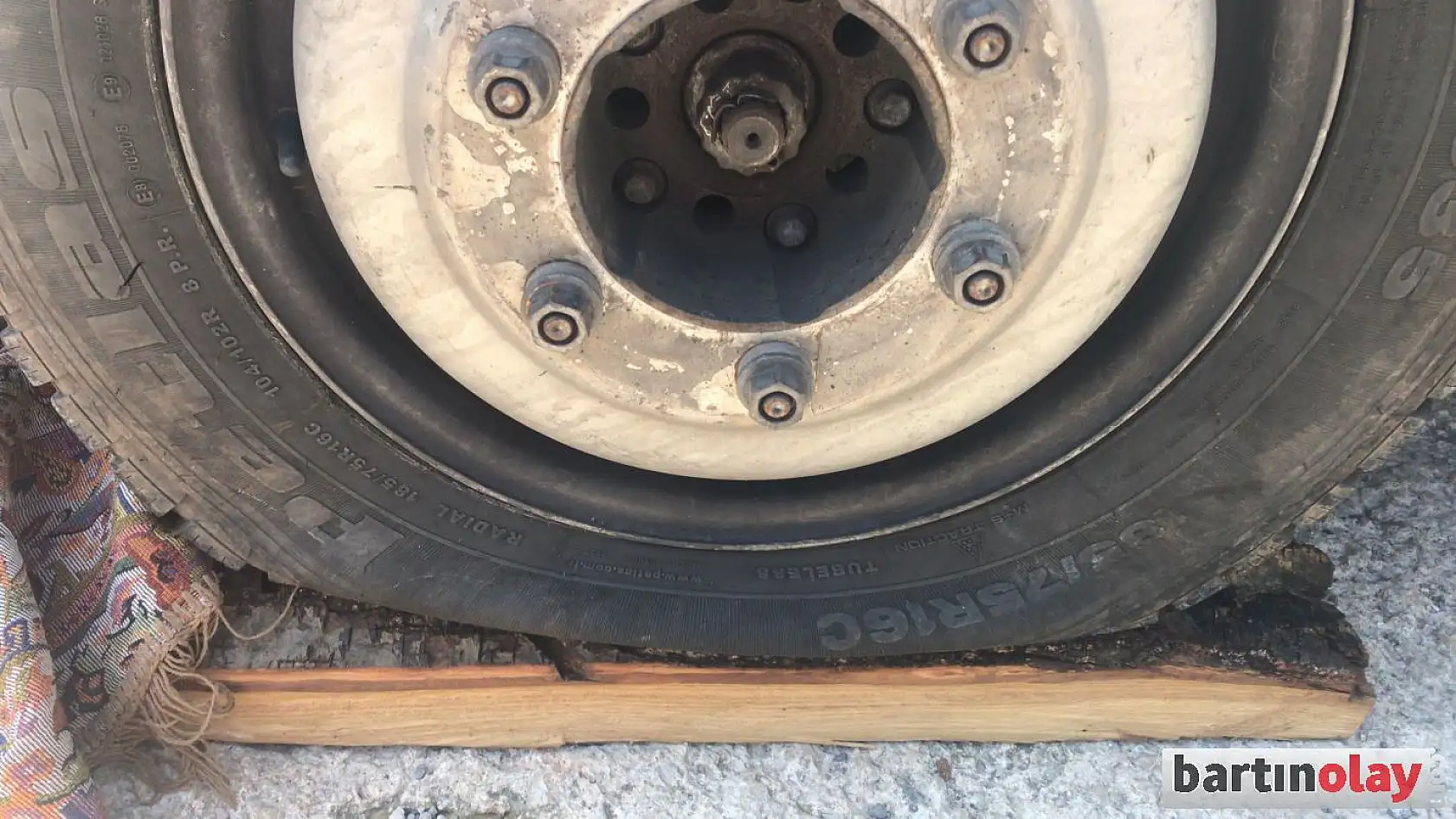 13 aracın lastiklerini kestiler