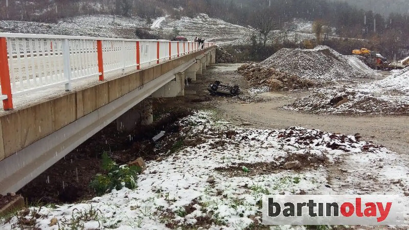 Kontrolden çıkan cip köprüden uçtu