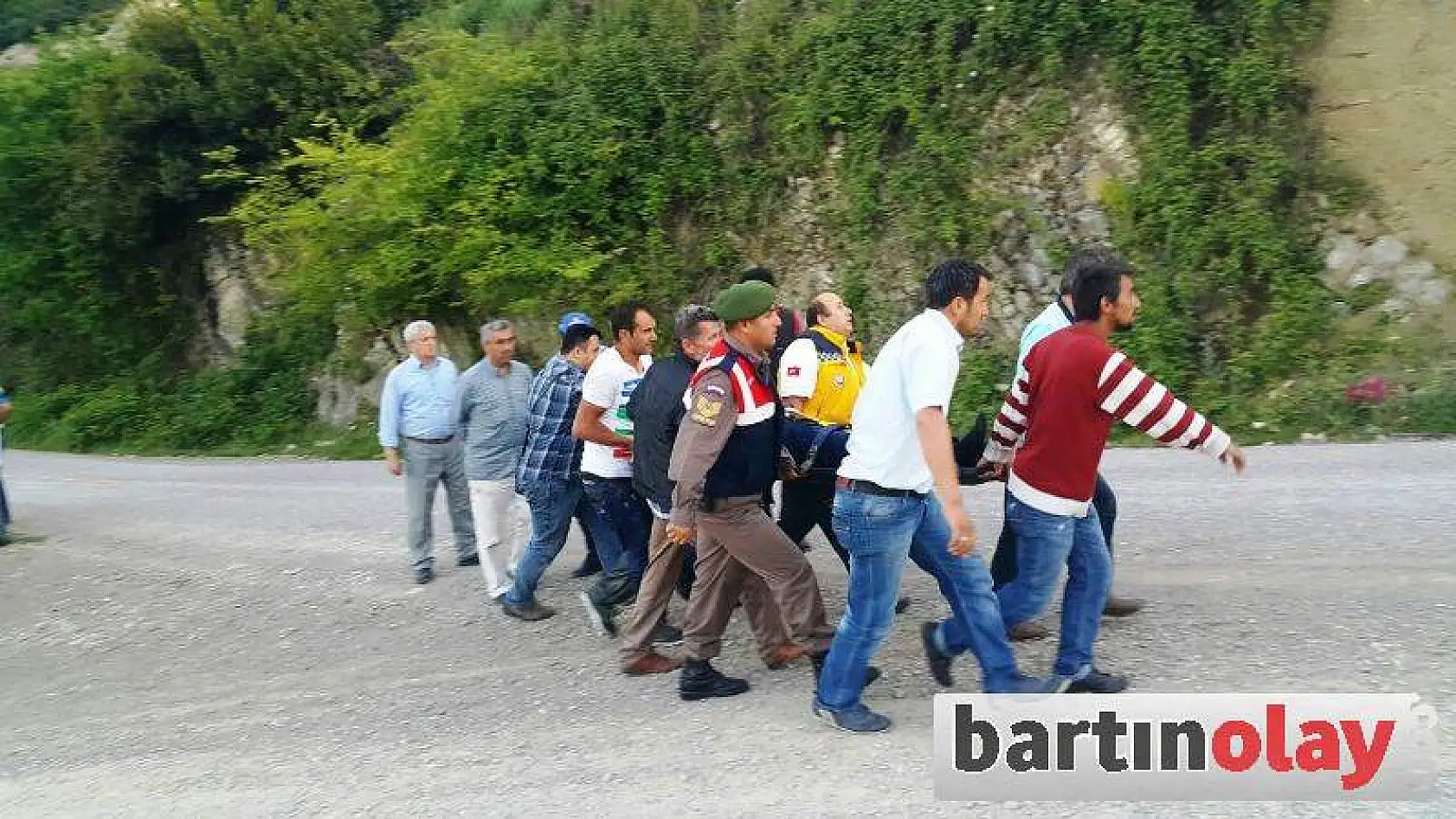 Otomobil ırmağa uçtu: 1 yaralı