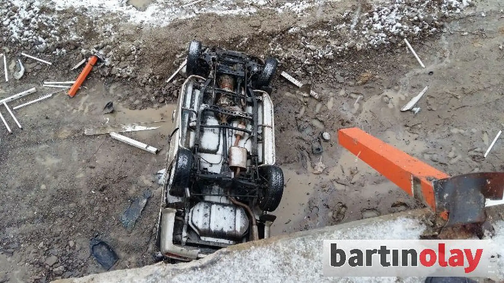 Kontrolden çıkan cip köprüden uçtu