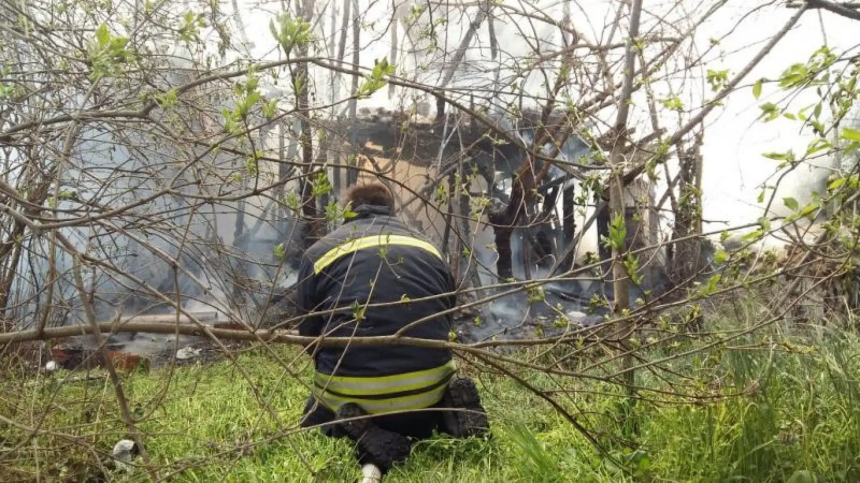 2 katlı ev alev alev yandı