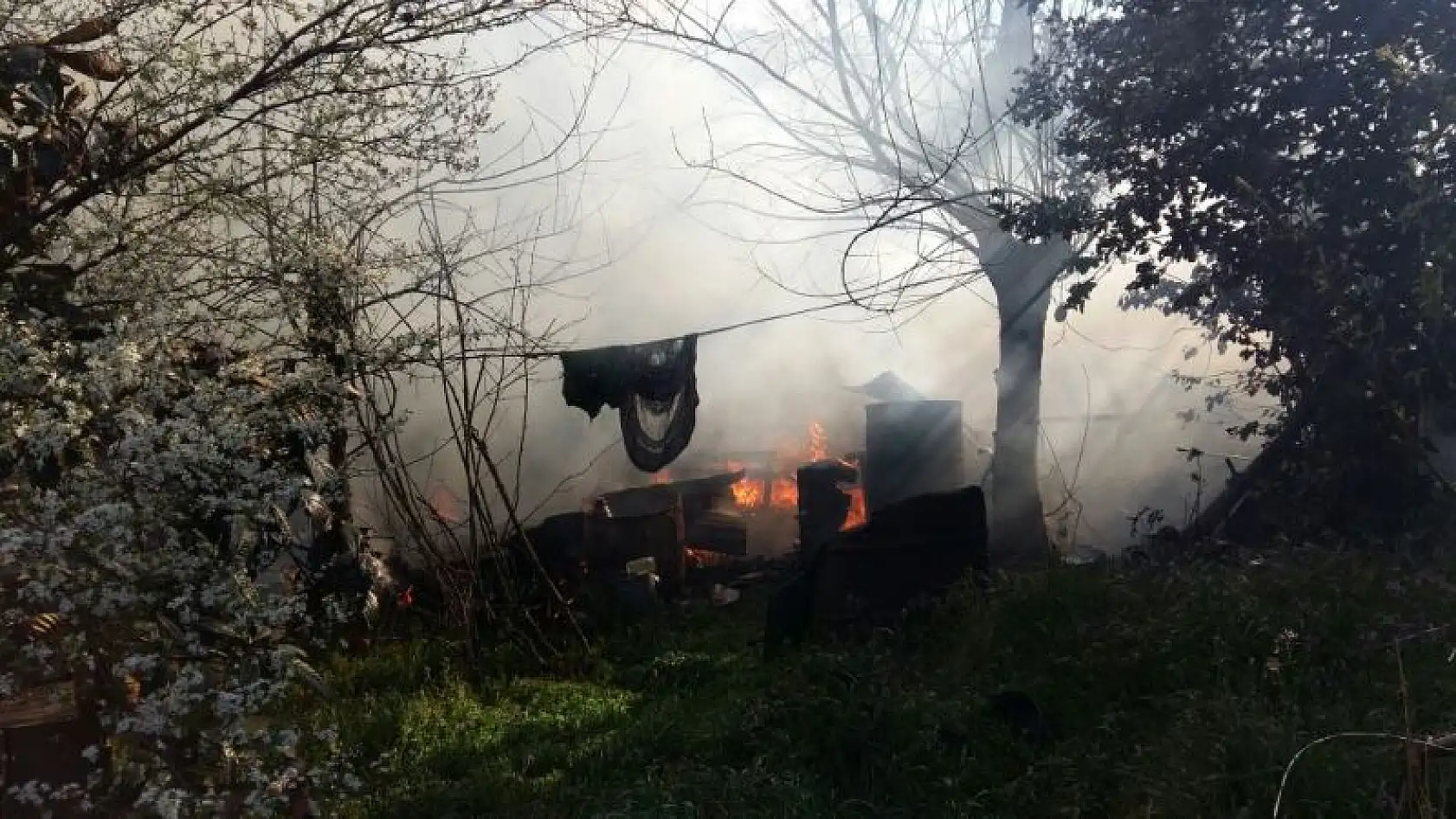 2 katlı ev alev alev yandı