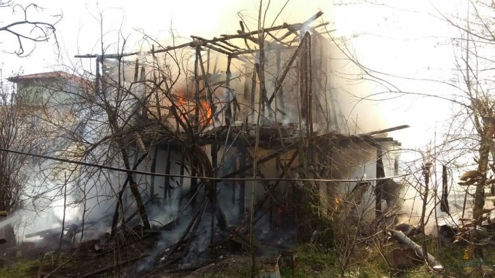 2 katlı ev alev alev yandı