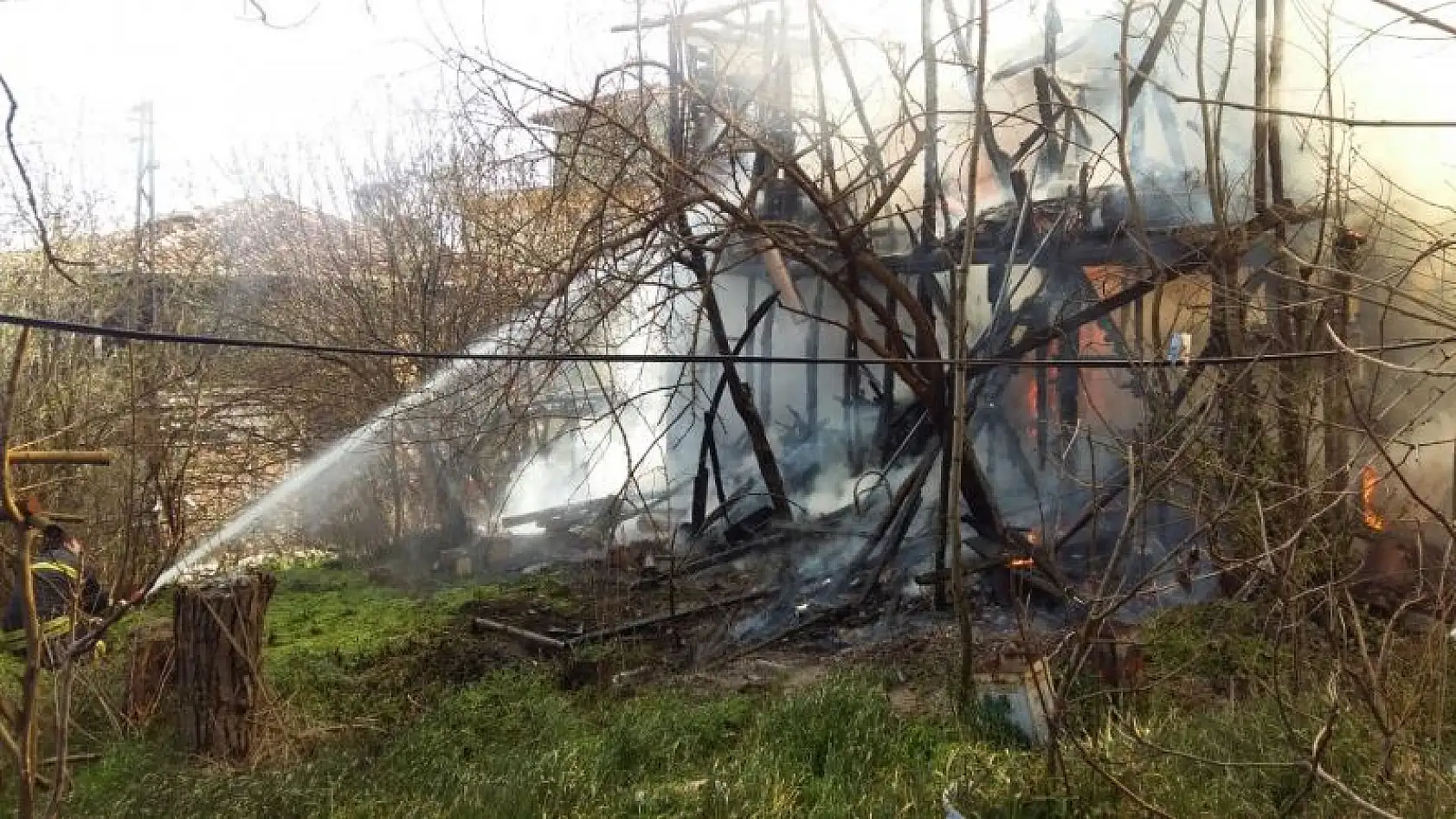 2 katlı ev alev alev yandı