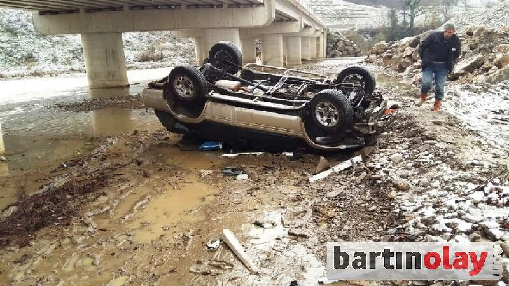 Kontrolden çıkan cip köprüden uçtu