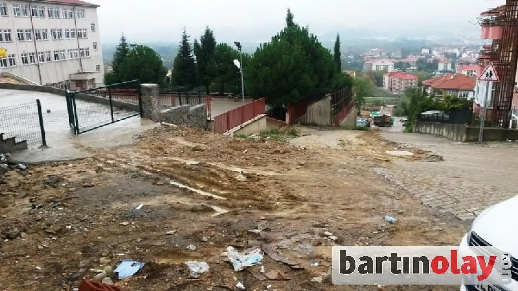 Okul yolu çamur içinde