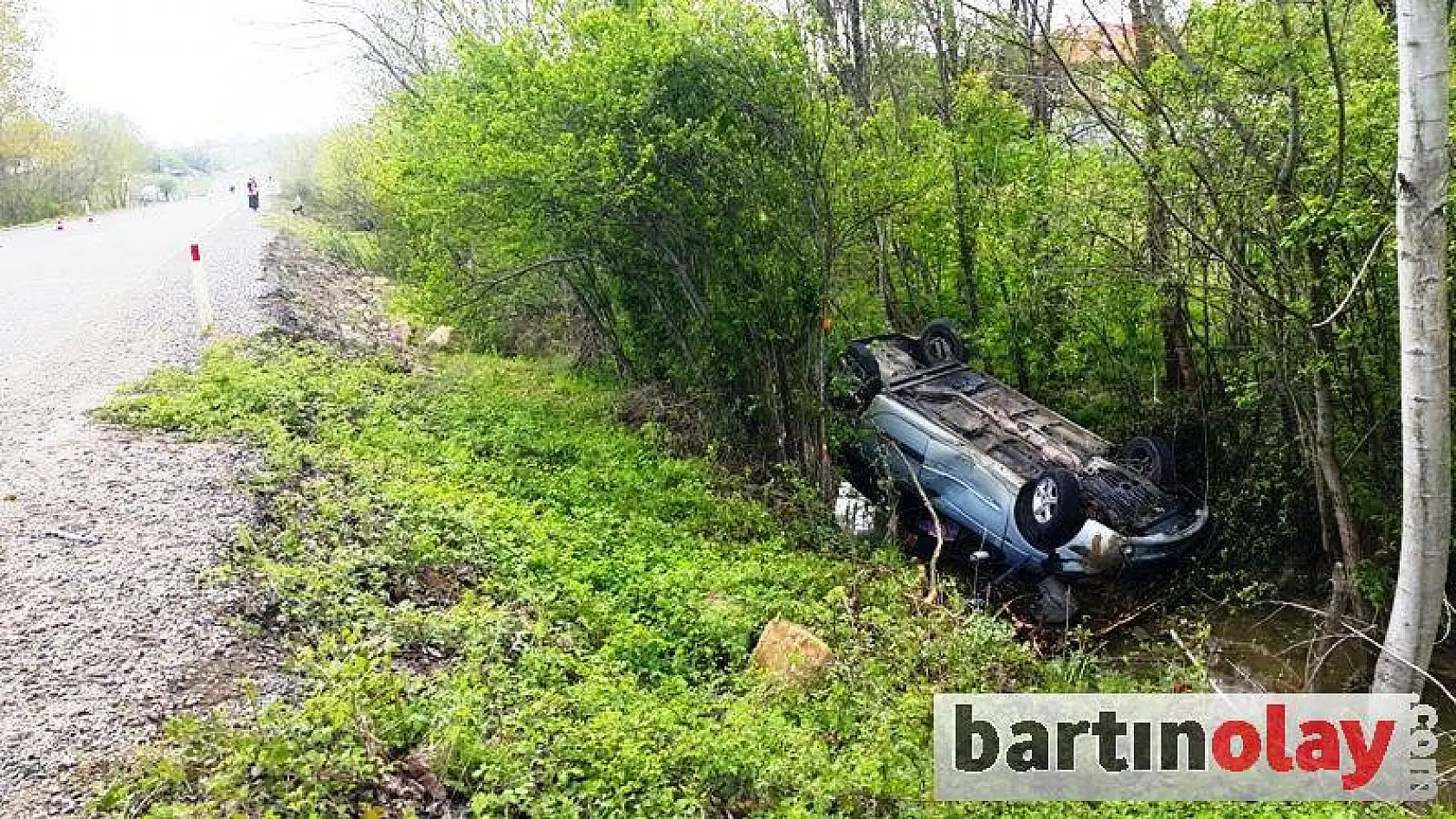 Otomobil Şarampole Yuvarlandı