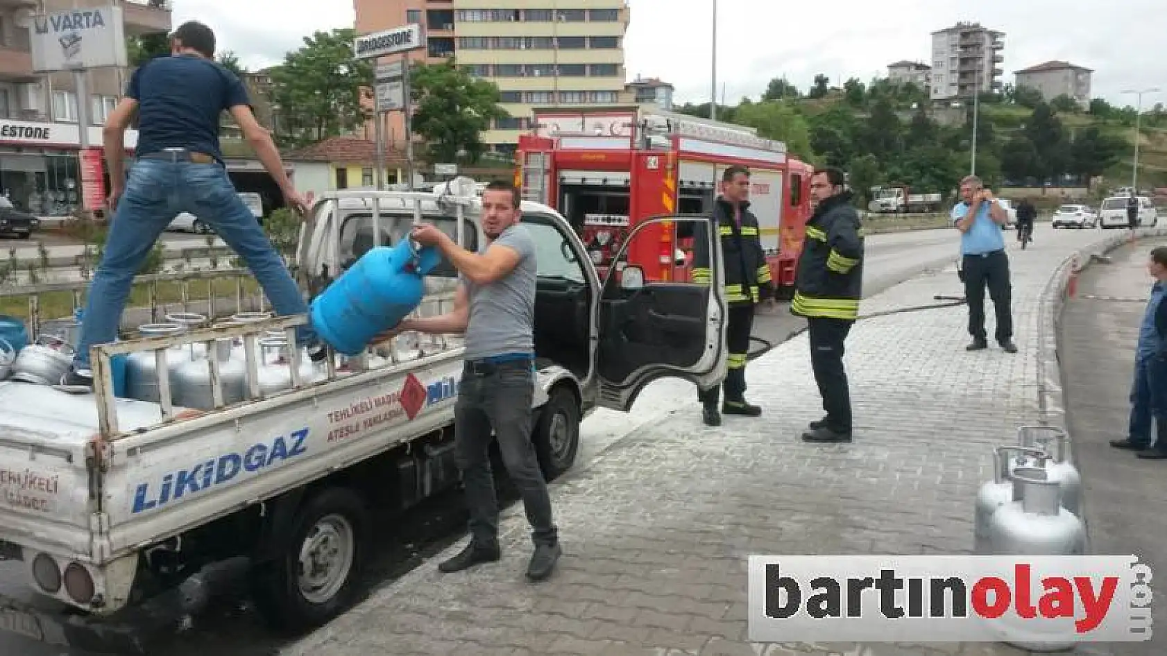 Tüp yüklü kamyonet alev aldı