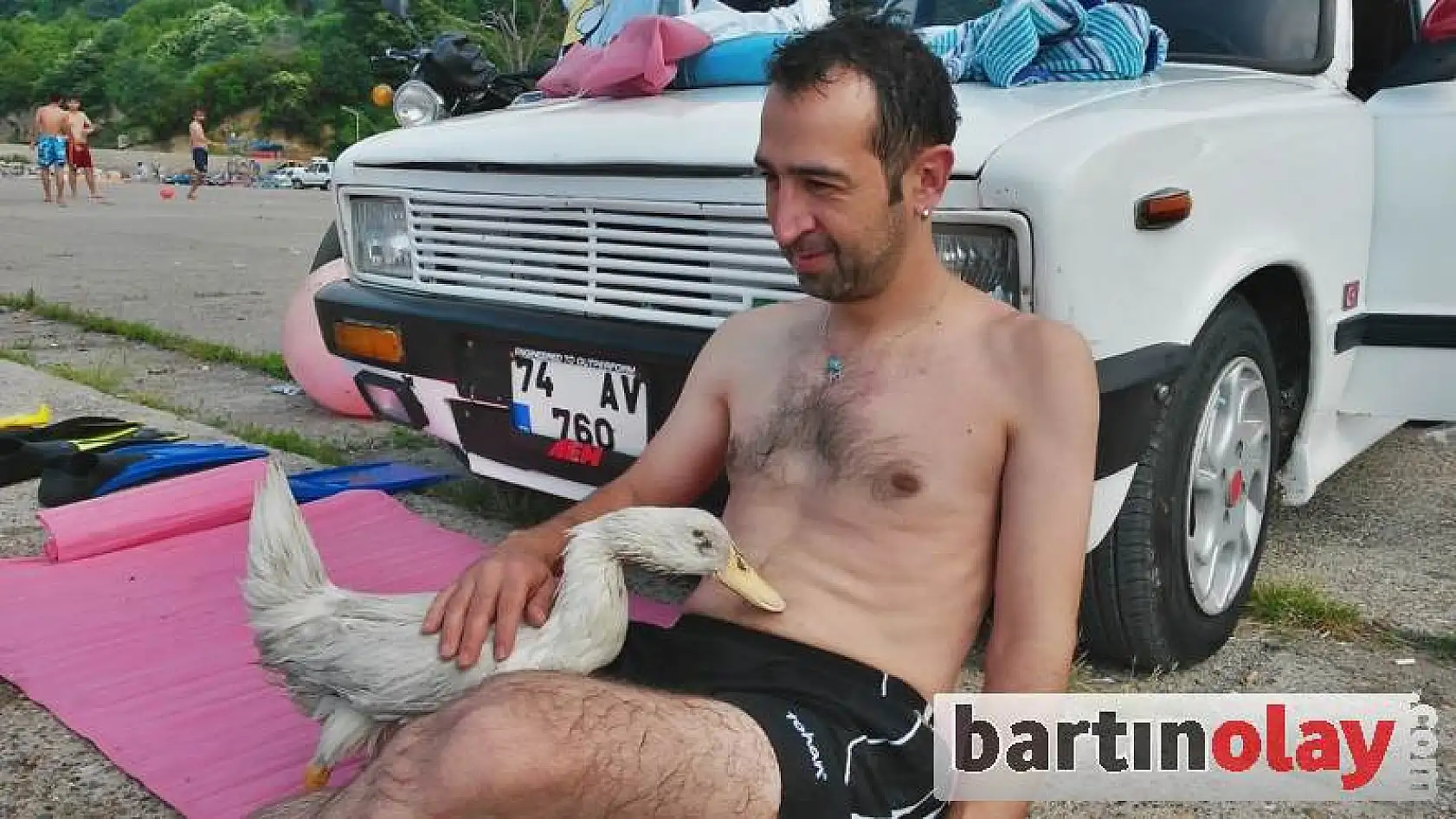 Ördek İle Dostluğu Görenleri Şaşırtıyor