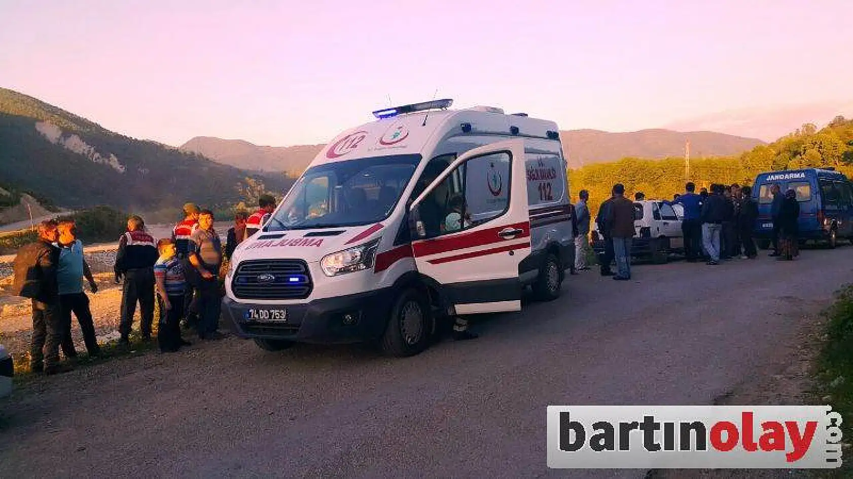 Otomobil ırmağa uçtu: 1 yaralı