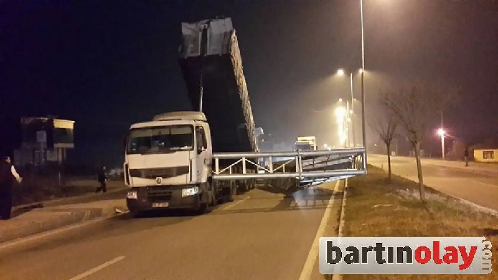 Açılan Kamyon damperi tabelayı devirdi