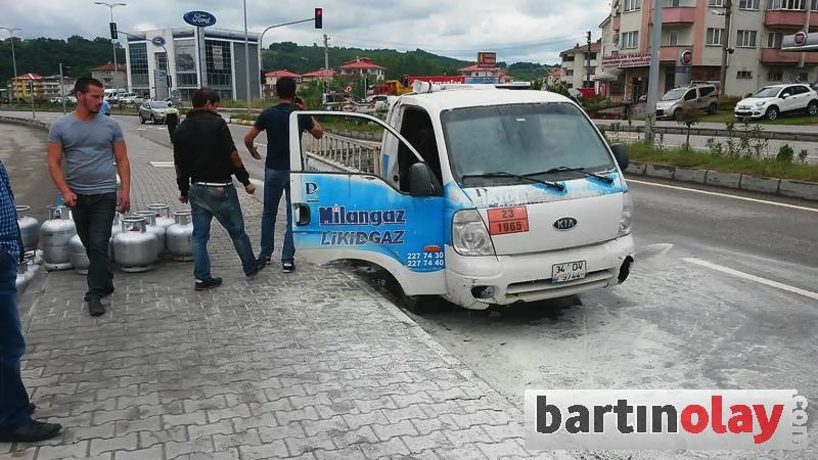 Tüp yüklü kamyonet alev aldı