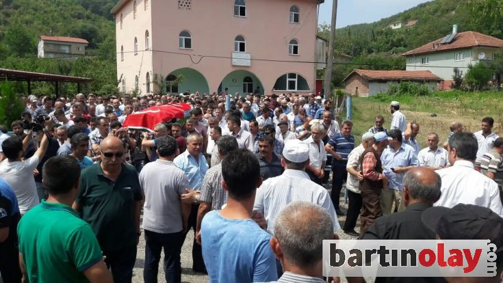 Kendini vuran polis toprağa verildi