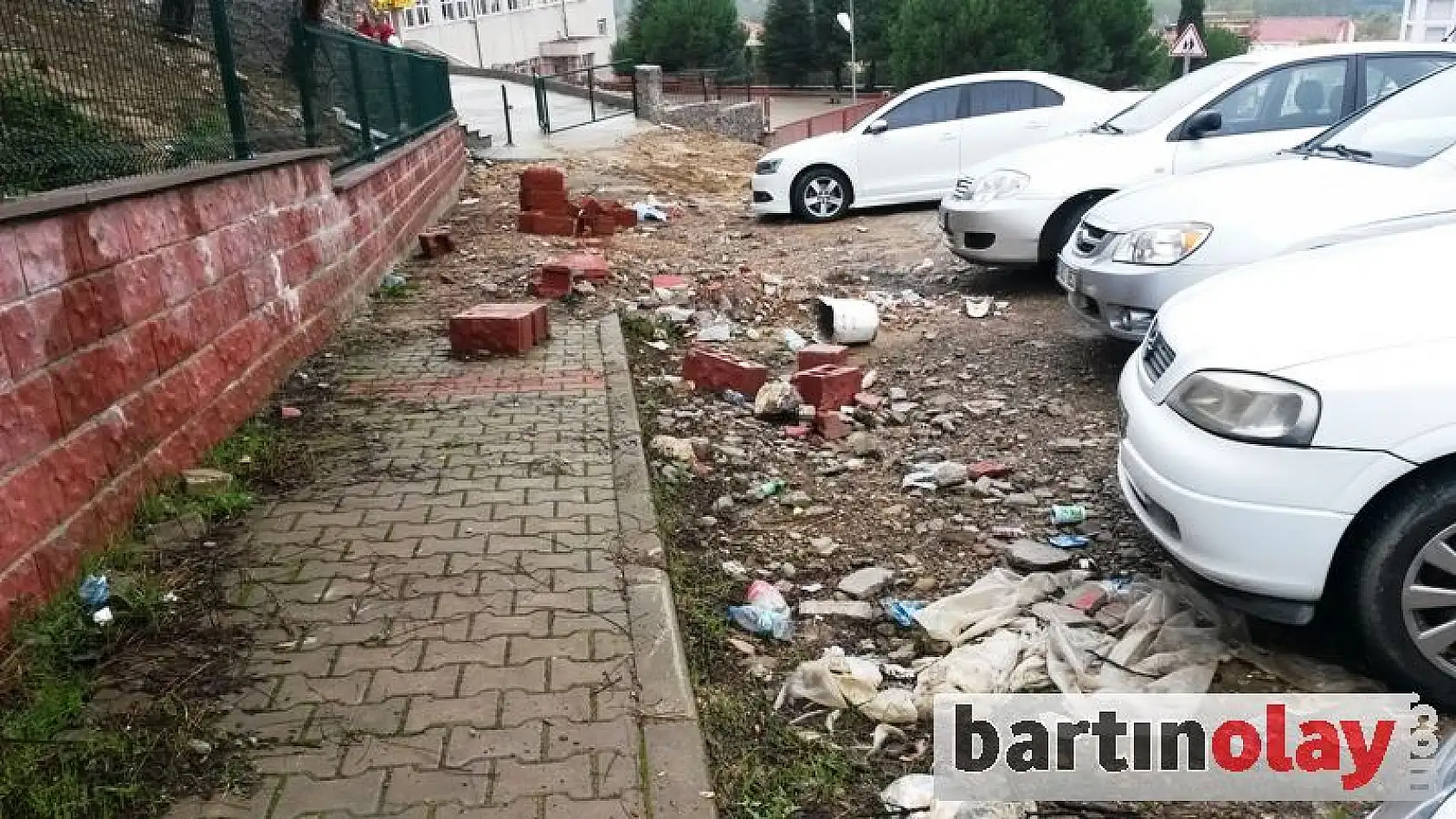 Okul yolu çamur içinde