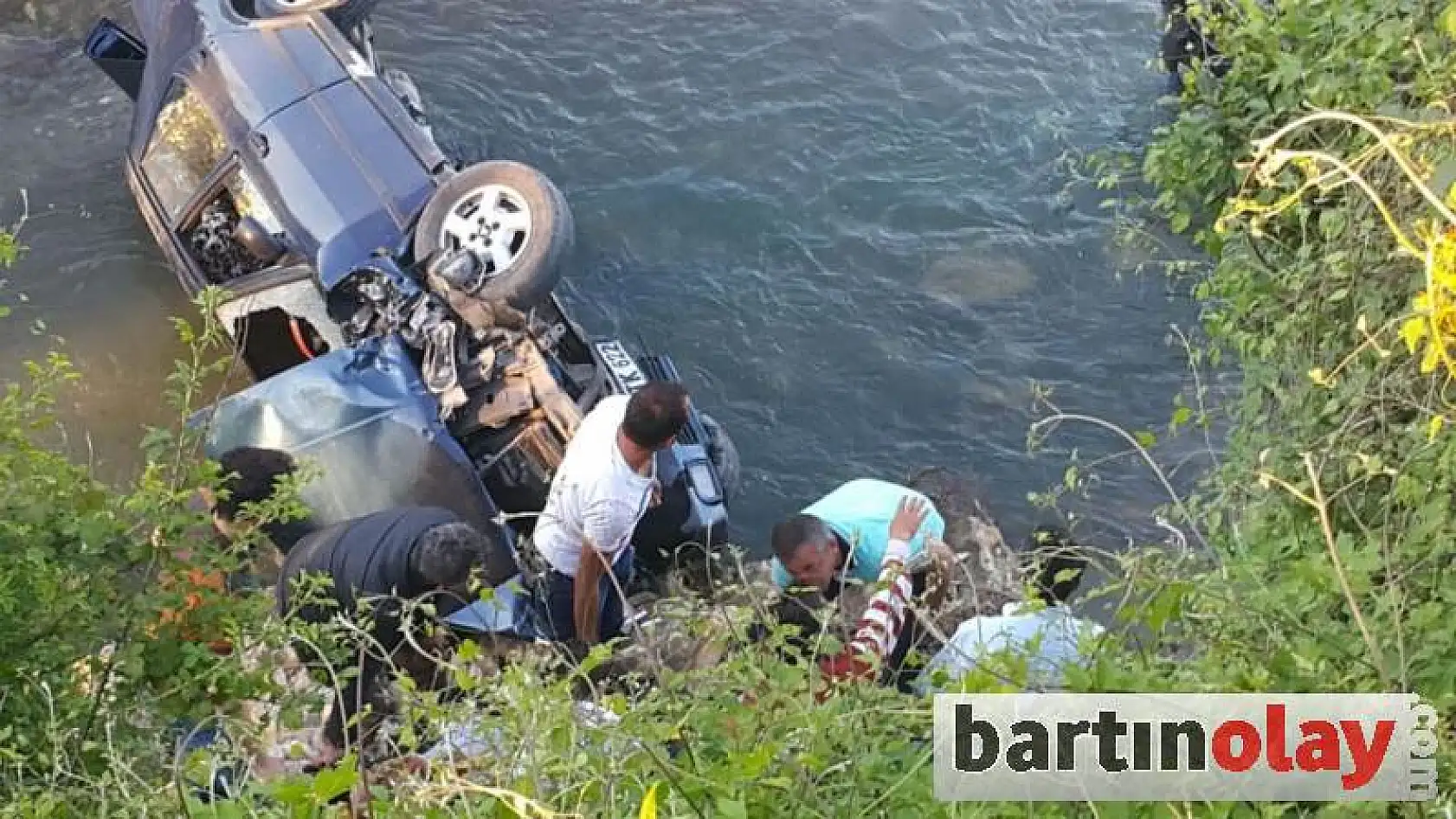 Otomobil ırmağa uçtu: 1 yaralı