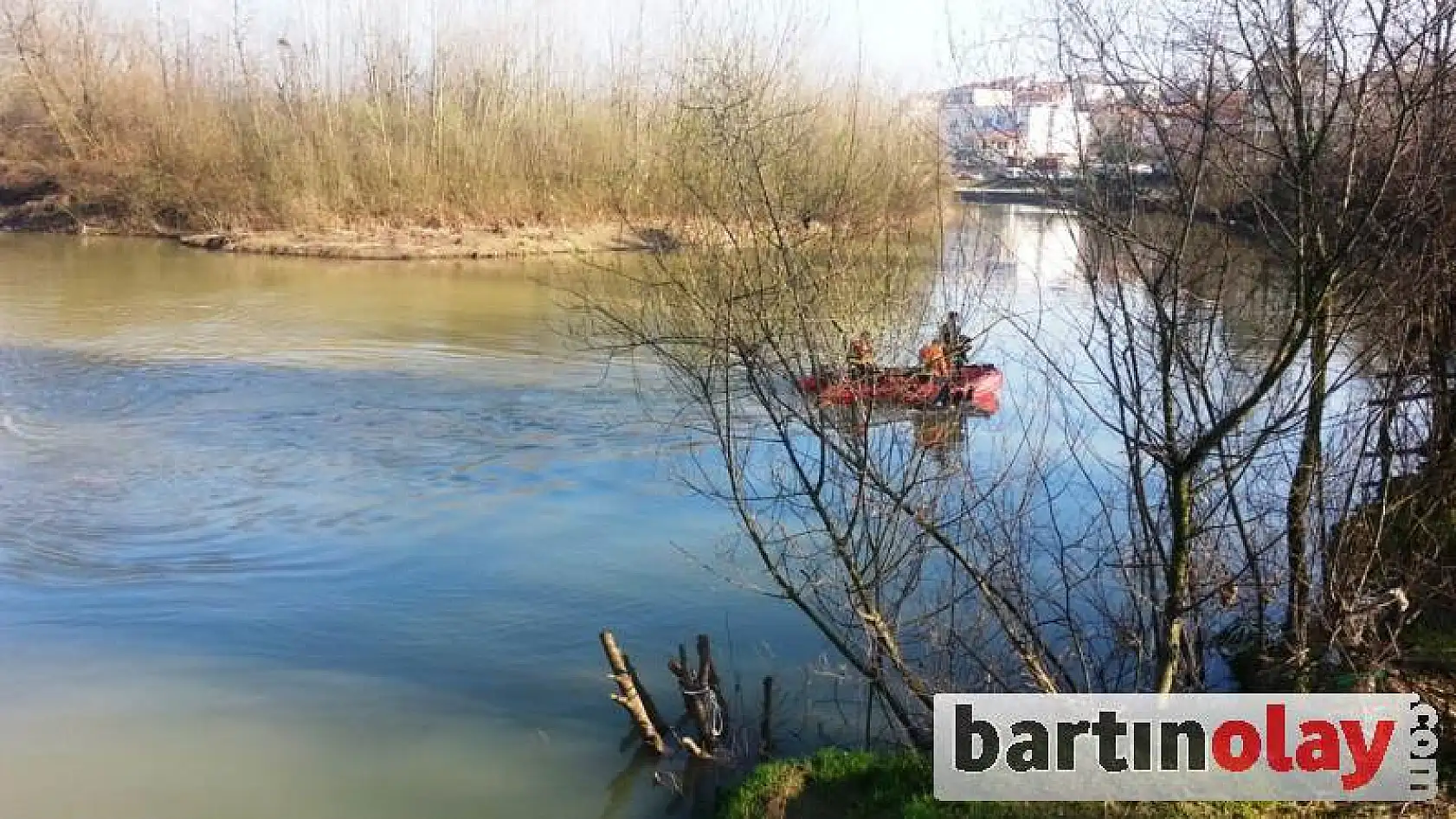 Irmağa düşen vatandaşı arama çalışmaları sürüyor