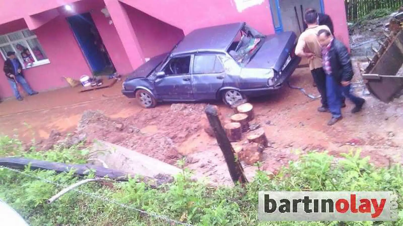 GÖÇEN DUVAR İLE ARAÇ ARASINDA EZİLDİ