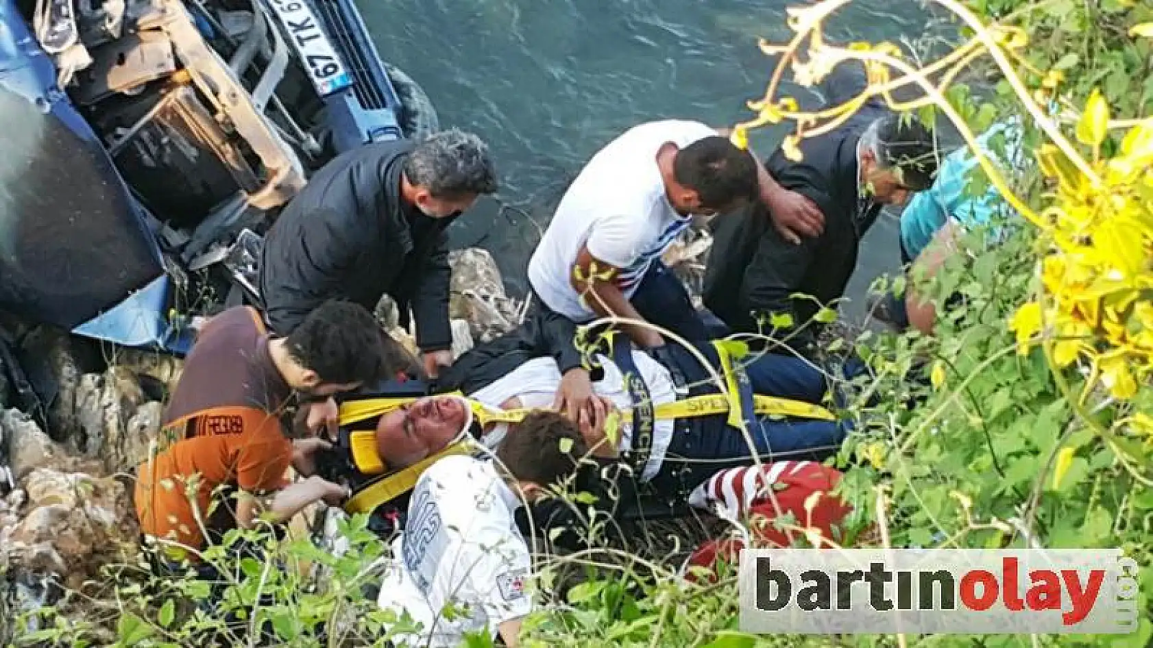 Otomobil ırmağa uçtu: 1 yaralı