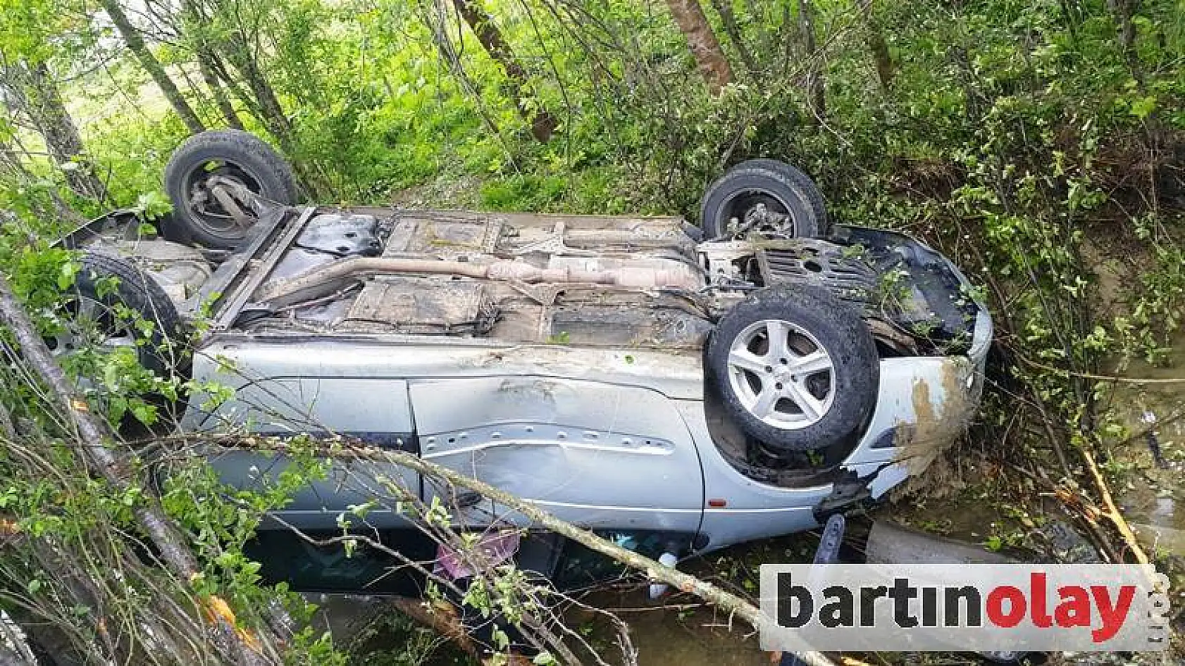 Otomobil Şarampole Yuvarlandı