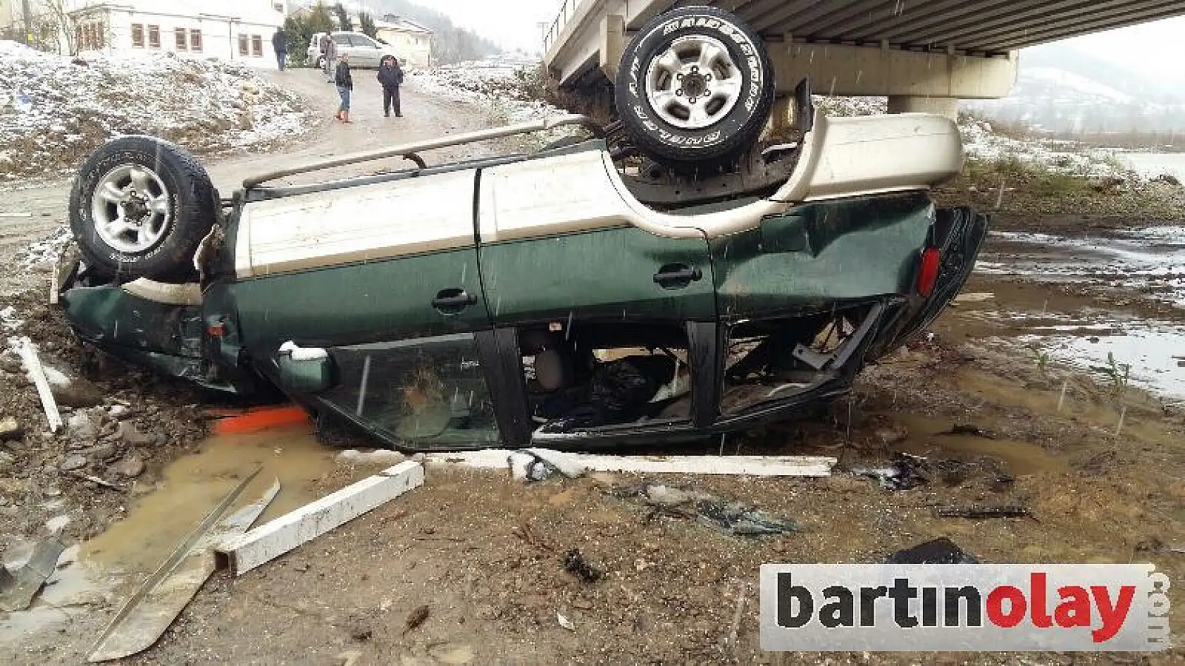 Kontrolden çıkan cip köprüden uçtu