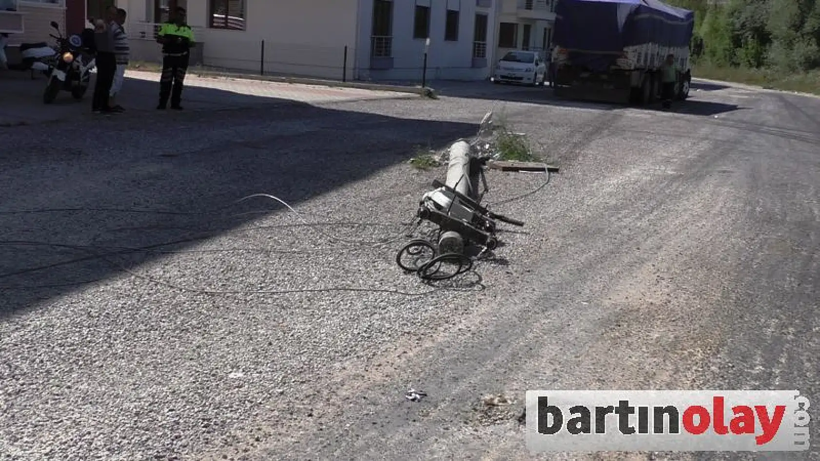 Kamyon Elektrik Direğine Çarptı