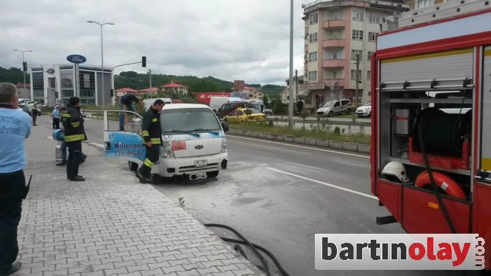 Tüp yüklü kamyonet alev aldı