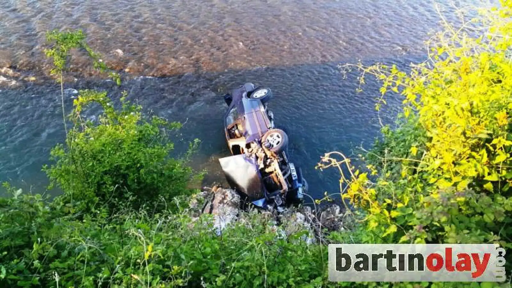 Otomobil ırmağa uçtu: 1 yaralı