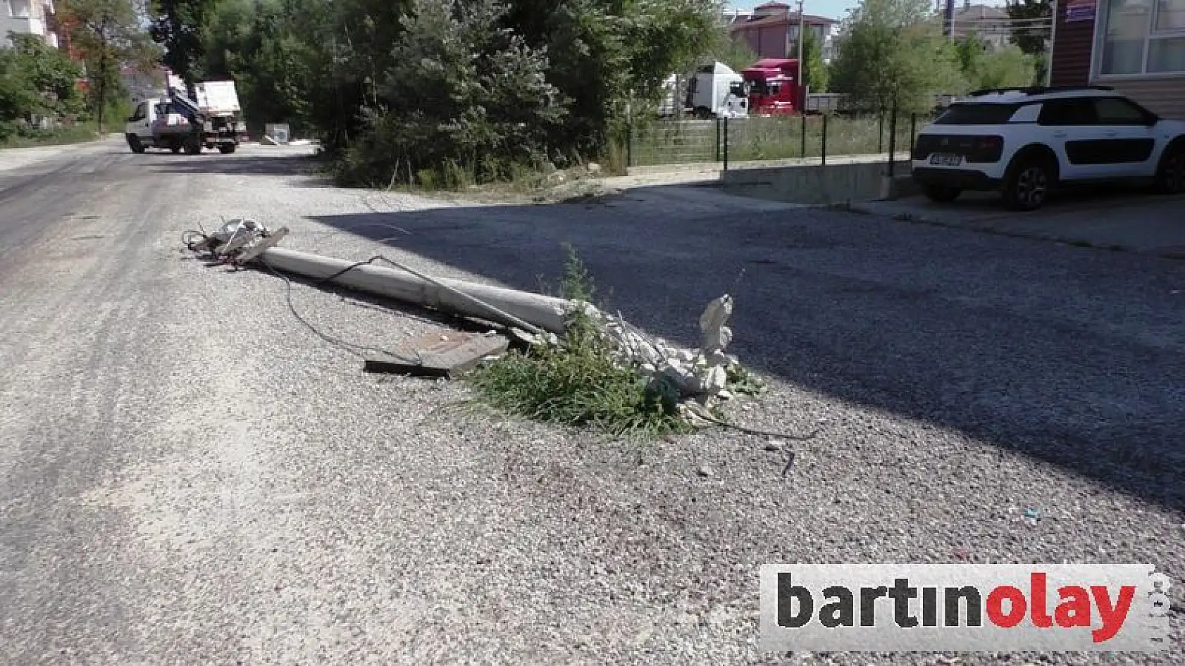 Kamyon Elektrik Direğine Çarptı