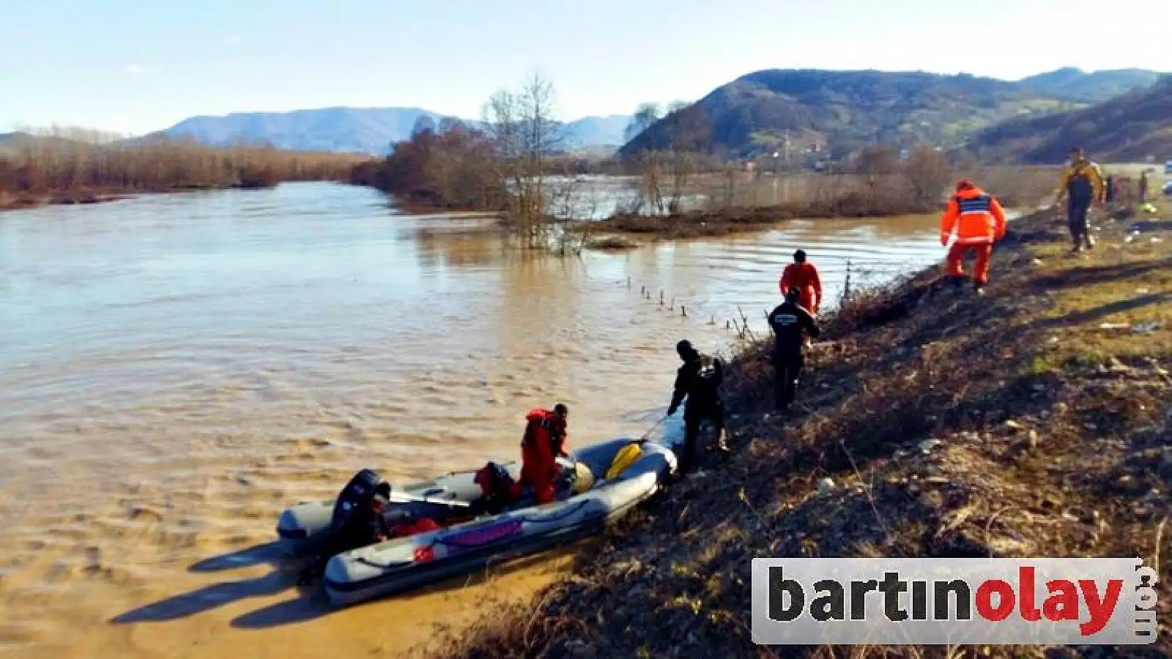 Kayıp avcı dalgıçlarca didik didik aranıyor