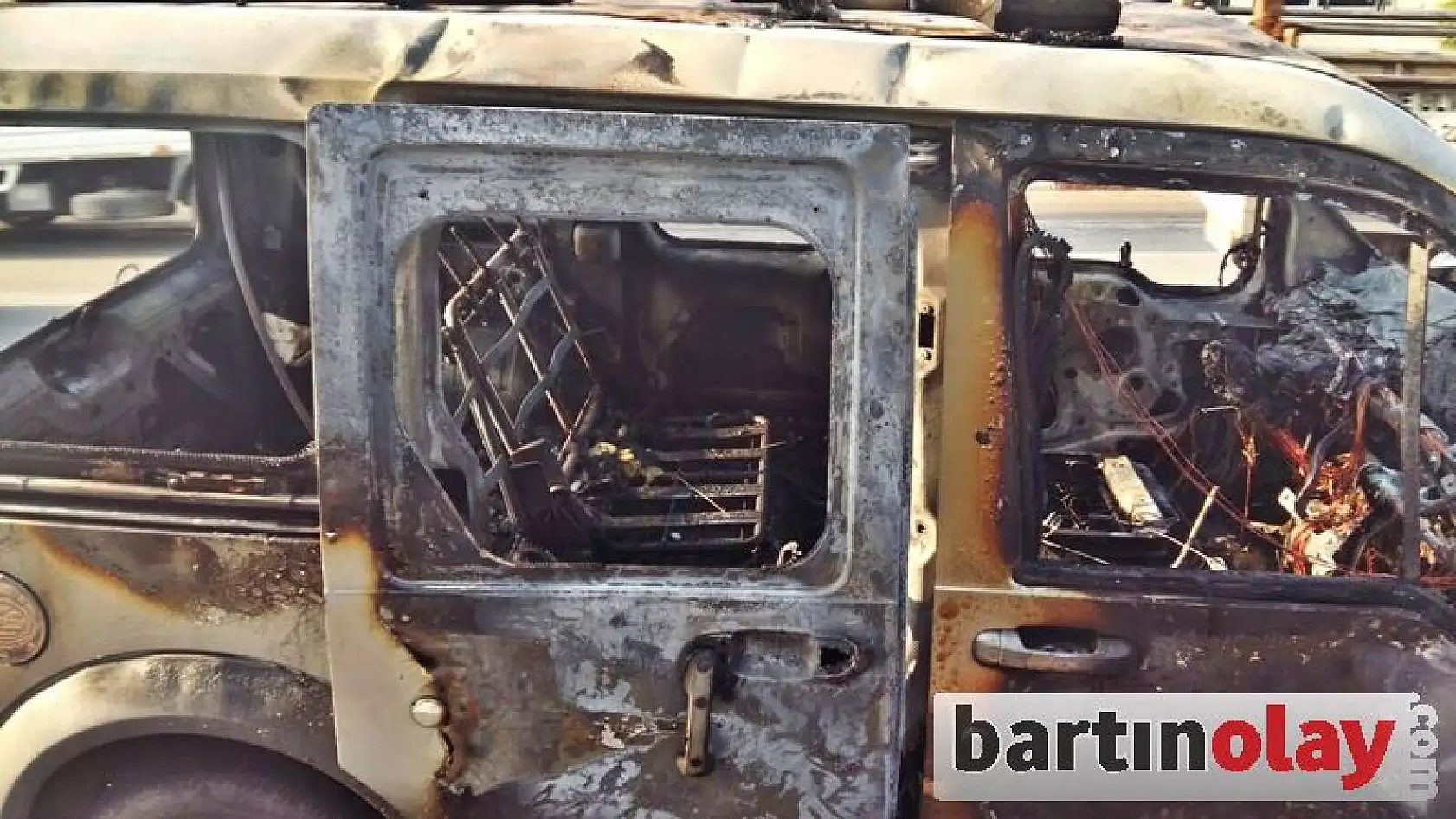 Alev Alan Araç Küle Döndü