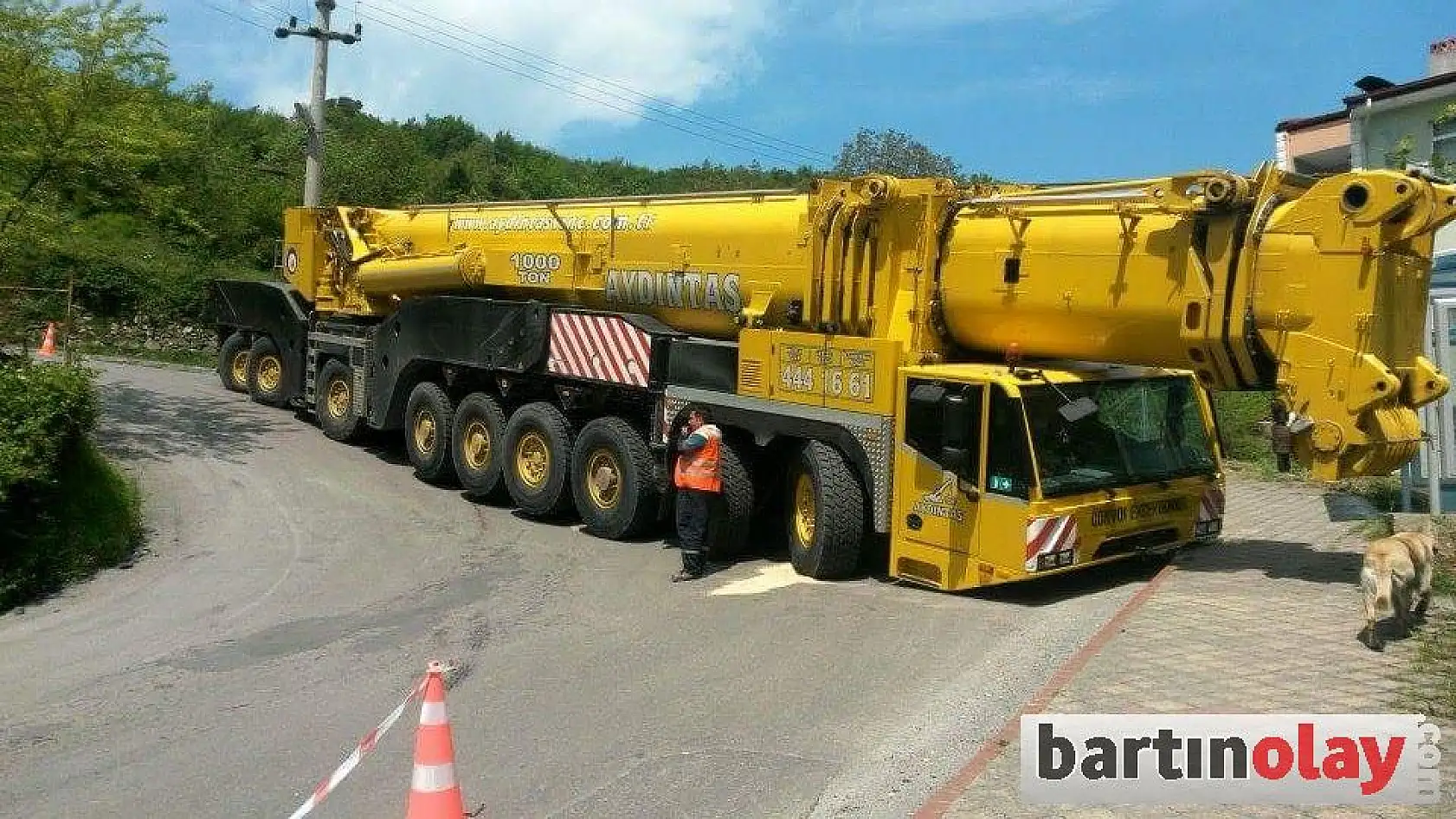 Amasra girişinde dev vinç yolu kapattı