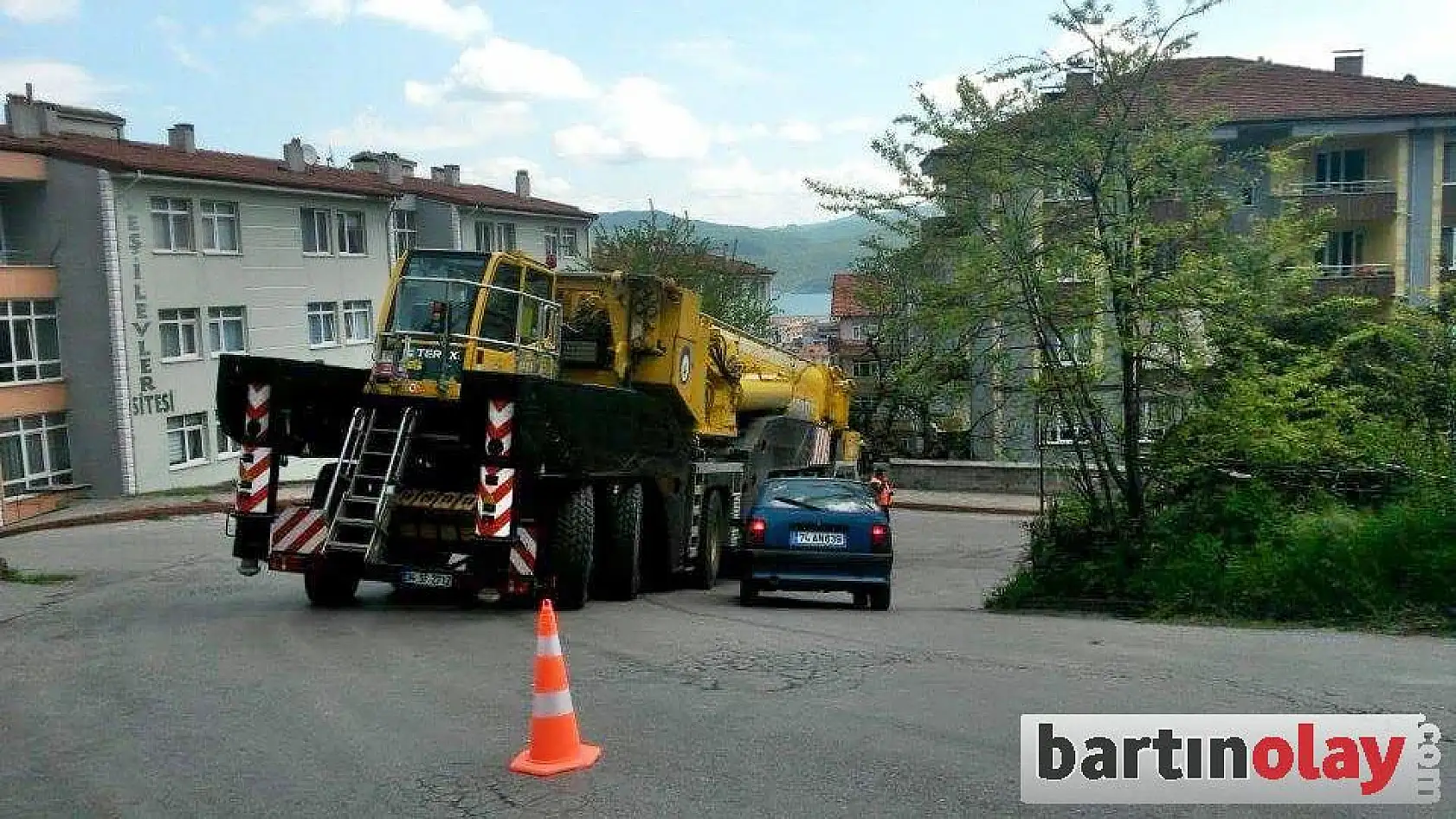 Amasra girişinde dev vinç yolu kapattı