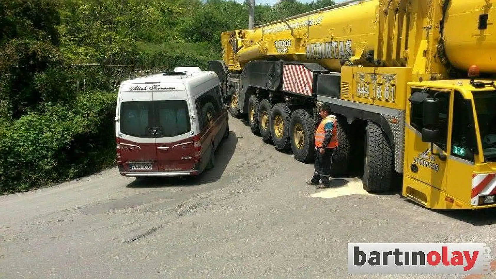 Amasra girişinde dev vinç yolu kapattı
