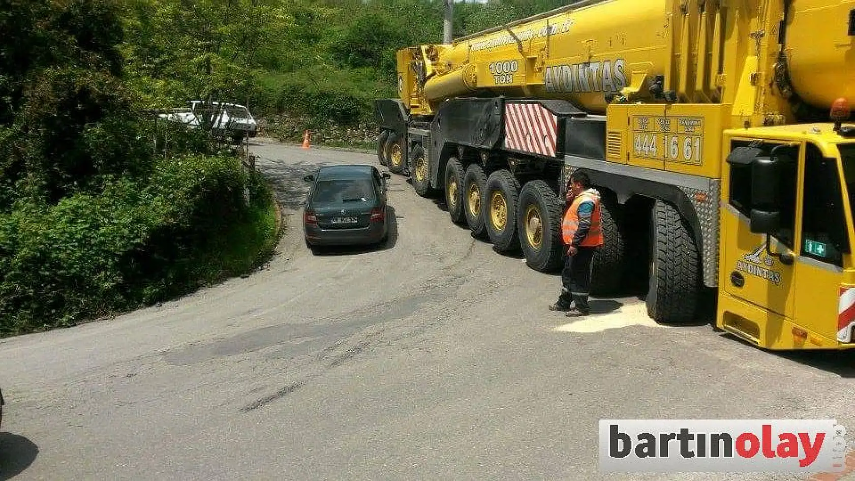 Amasra girişinde dev vinç yolu kapattı
