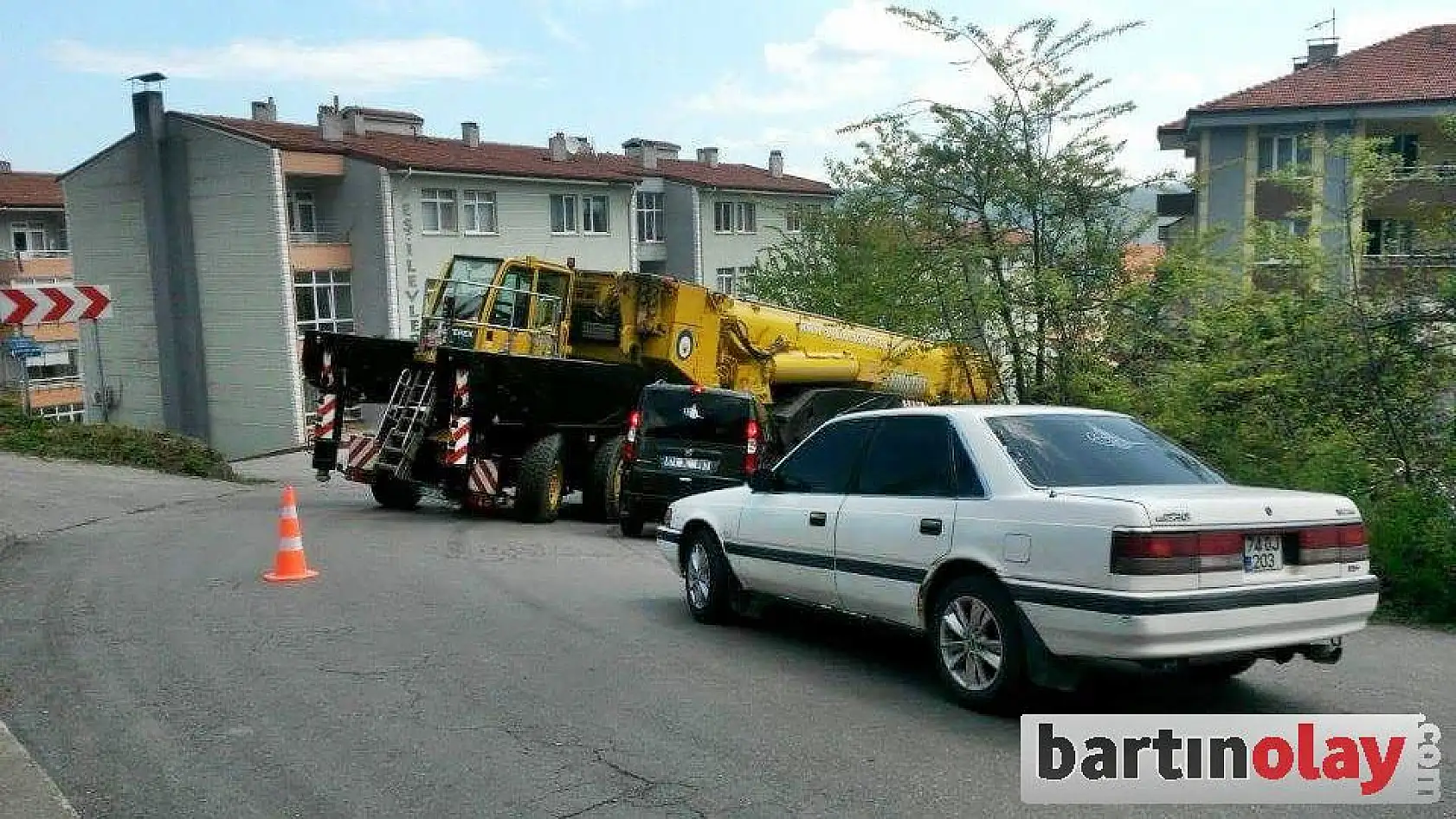 Amasra girişinde dev vinç yolu kapattı