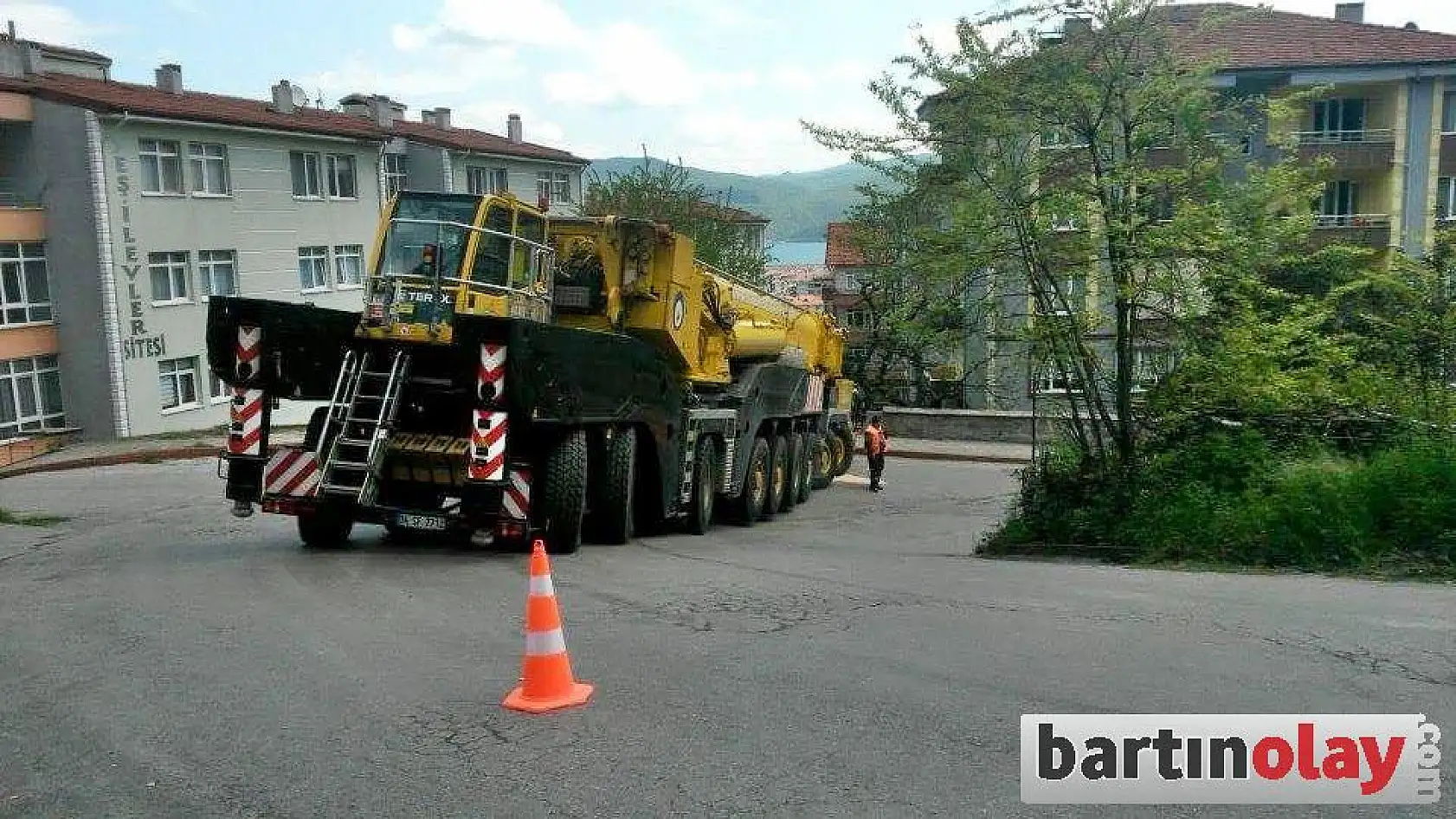 Amasra girişinde dev vinç yolu kapattı