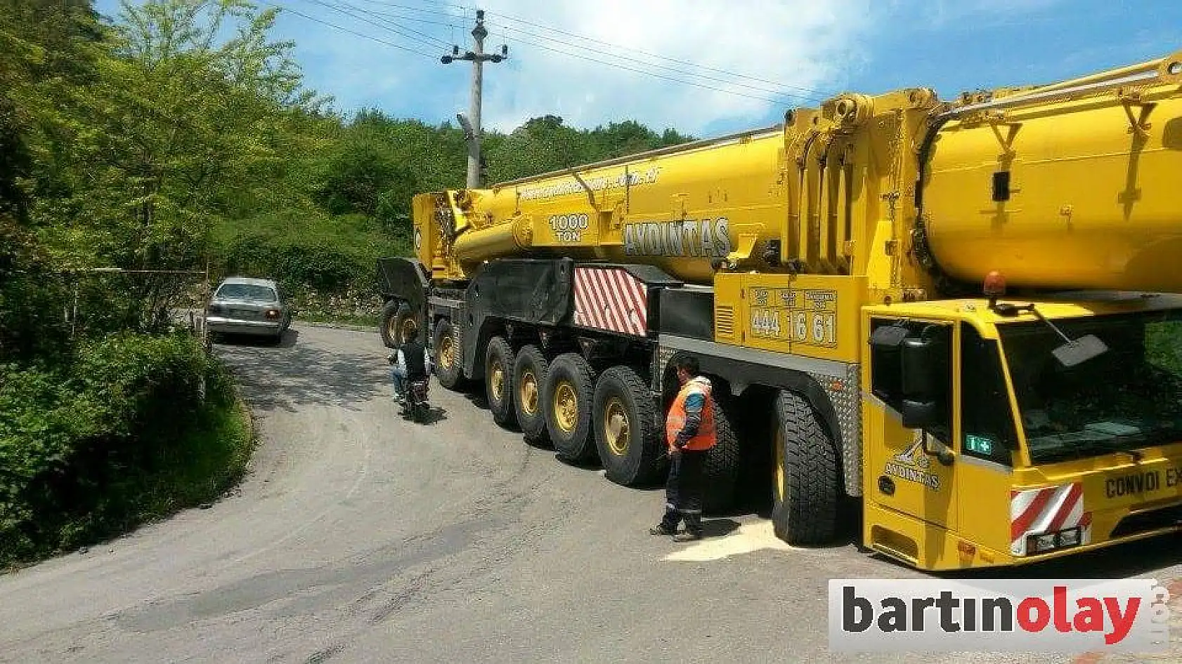 Amasra girişinde dev vinç yolu kapattı