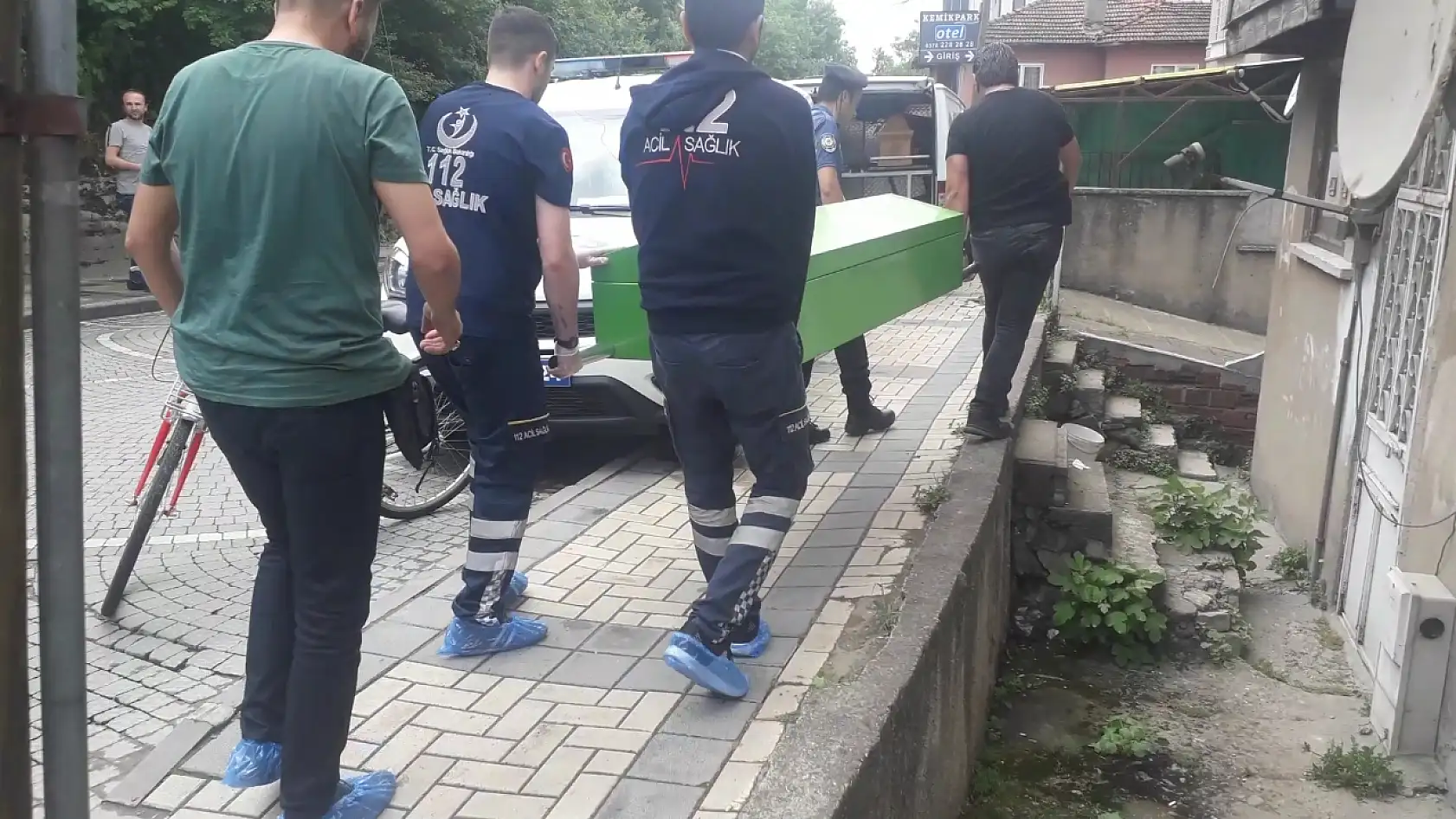 Annesini bıçaklayarak öldürdü