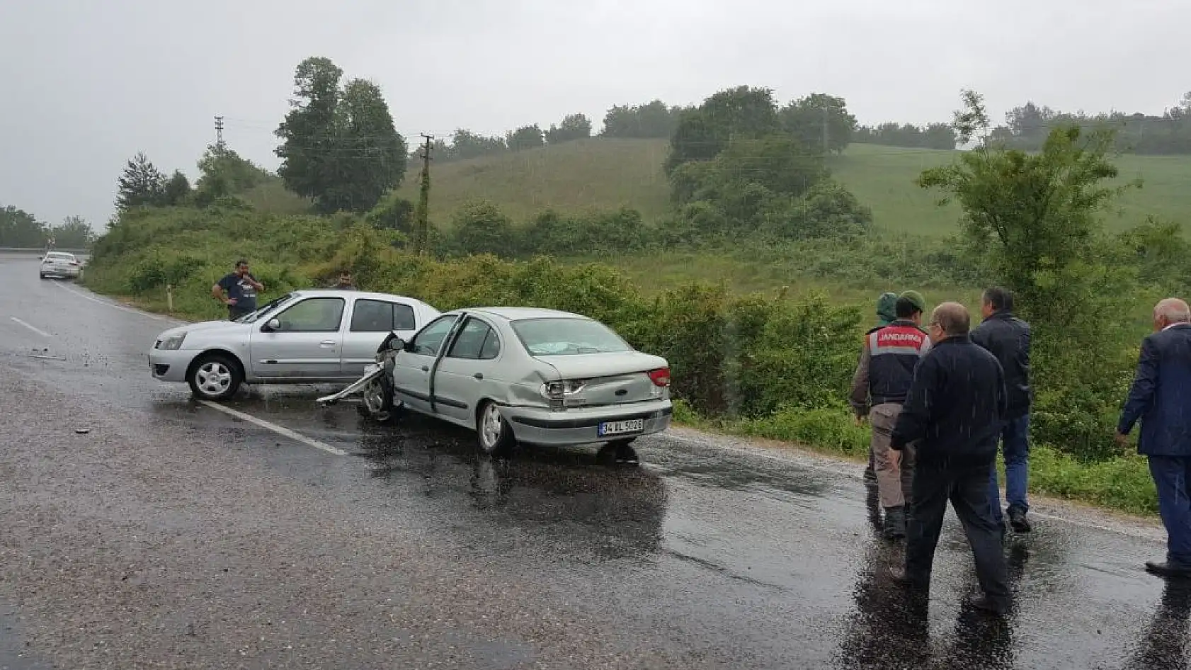 Aynı yerde 10 araç birden kaza yaptı