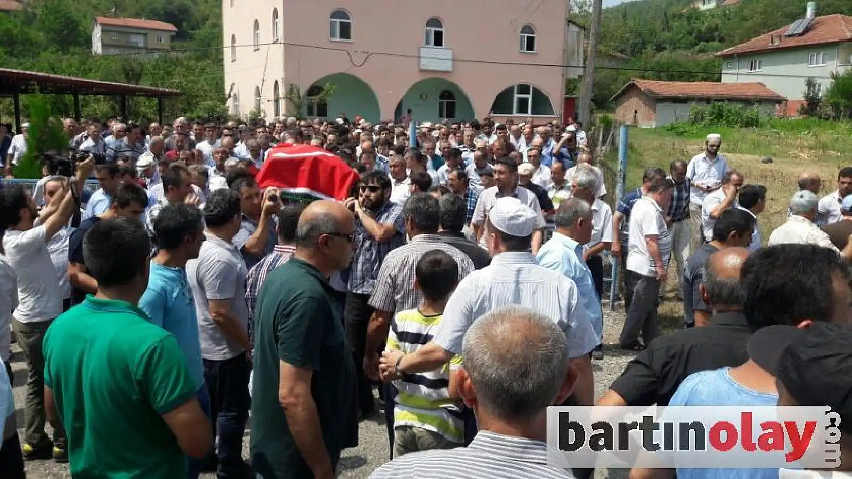 Kendini vuran polis toprağa verildi